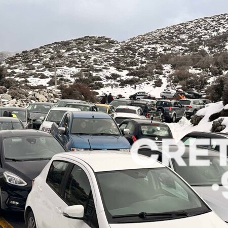 Μεγάλο μποτιλιάρισμα στον χιονισμένο Ψηλορείτη - Ακινητοποιημένα πολλά ΙΧ