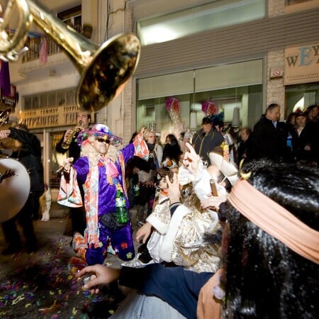 Θεοφάνεια: Οι τολμηροί βουτηχτάδες και τα έθιμα που αναβιώνουν στη Βόρεια Ελλάδα