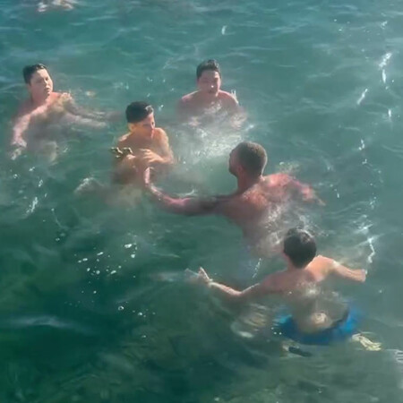 Θεοφάνεια: Ο Μανίκας κάνει μαρκοβούτι, πιάνει τον σταυρό μπροστά από παιδάκια και τον δίνει στον γιο του