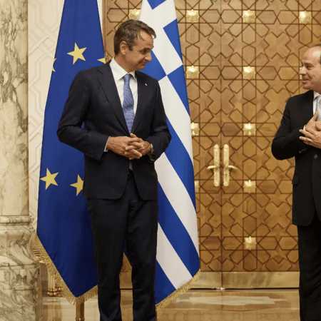 Στο Κάιρο ο Μητσοτάκης για την τριμερή με Κύπρο και Αίγυπτο