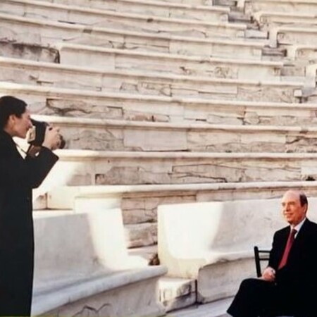 Η Ολυμπία Κρασαγάκη θυμάται τη φωτογράφιση του Κώστα Σημίτη στο Ηρώδειο