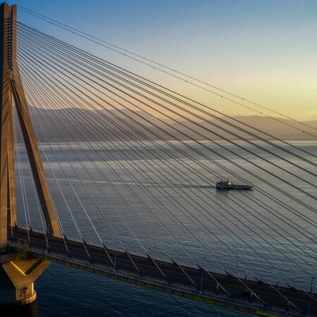 Άνδρας ξέφυγε από τους αστυνομικούς και πήδηξε από την γεφυρα Ρίου- Αντιρρίου