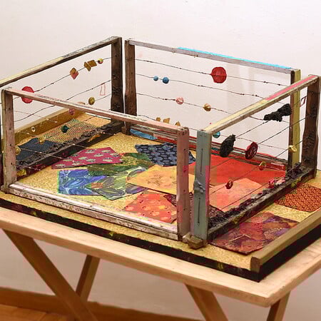 Ο υφασμάτινος κόσμος προσευχών της Ελένης Κρίκκη