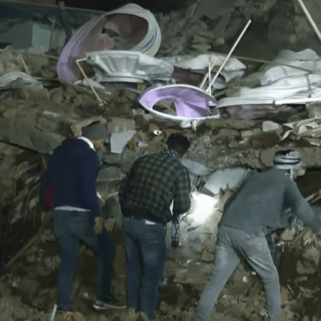 Ινδία: Κατέρρευσε τετραώροφο κτίριο στο Δελχί - Φόβοι για πάνω από 10 εγκλωβισμένους