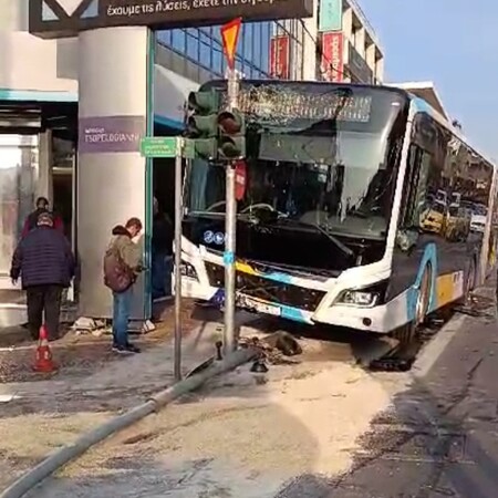 Λεωφορείο προσέκρουσε σε φανάρι