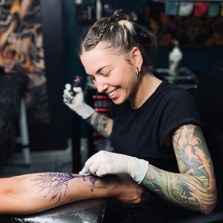 Μελάνι, δύναμη και αλληλεγγύη: Η τέχνη του tattoo γίνεται σύμβολο αλληλεγγύης και δύναμης