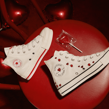 “Love me, Love me not”: Η Converse παρουσιάζει ένα δίπολο αγάπης για την ημέρα του Αγίου Βαλεντίνου, με πρωταγωνίστρια την Alex Consani