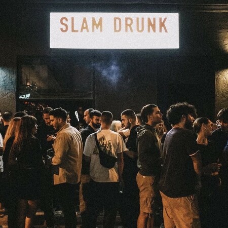 Slam Drunk: Το Hotspot του Χαλανδρίου που Μας Επιστρέφει στα 90s & 00s