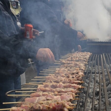 Τσικνοπέμτπη: Ψησταριά - γίγας με 10.000 σουβλάκια στην Καλαμπάκα