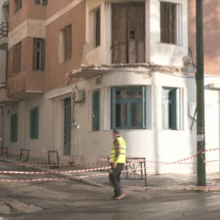 Κατέρρευσε μπαλκόνι από διατηρητέο κτίριο στον Πειραιά