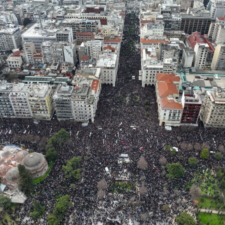 Πορεία για Τέμπη: Τι γράφουν ξένα ΜΜΕ - «Οι Έλληνες πραγματοποιούν τις μεγαλύτερες διαδηλώσεις τους εδώ και χρόνια»