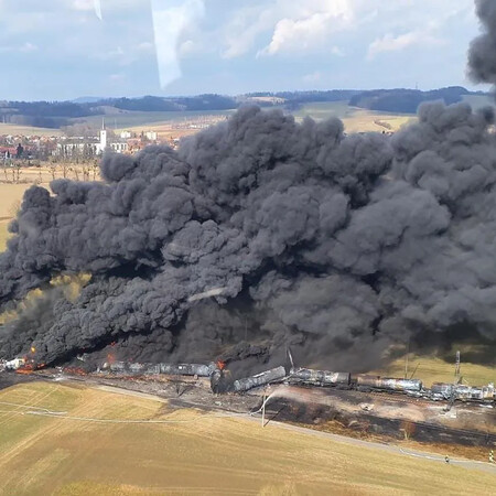 Tσεχία: Εκτροχιασμός αμαξοστοιχίας με τοξικό χημικό προκάλεσε τεράστια φωτιά