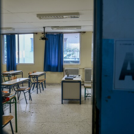Καθηγήτρια τραυματίστηκε στο κεφάλι από πτώση σχολικού πίνακα στη Σίφνο