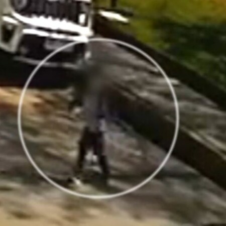 Λάρισα: Η στιγμή που ΙΧ παρασύρει το 3χρονο αγόρι