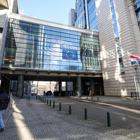 Το Ευρωκοινοβούλιο αποκλείει τη Huawei λόγω έρευνας για διαφθορά – Μαζικές έρευνες και συλλήψεις