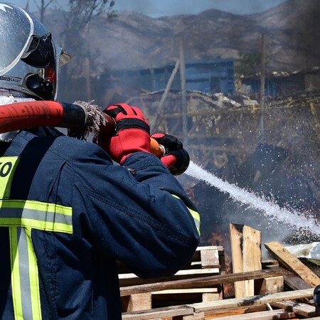 Φωτιά τώρα σε εργοστάσιο στη Ριτσώνα - Εστάλη 112 στους κατοίκους 
