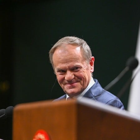 Ο Ντόναλντ Τούσκ προσφέρει στρατιωτική εκπαίδευση σε διάσημο ηθοποιό για να γίνει ο νέος Τζέιμς Μποντ