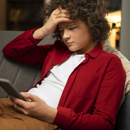 Έρευνα: Το 75% των εφήβων έχει έρθει σε επαφή με αγνώστους στο διαδίκτυο - Το 40% περνάει 6 ώρες την ημέρα online