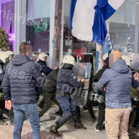 Λάρισα: Ρασοφόροι και ακραίοι διαδηλωτές ζητούσαν ακύρωση παράστασης