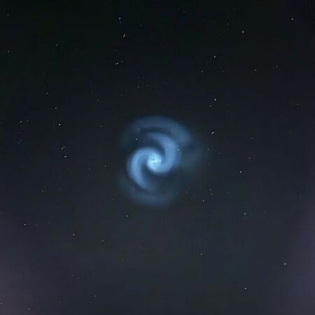 Παγωμένα καύσιμα πυραύλων της SpaceX σχηματίζουν μια εντυπωσιακή δίνη στον ευρωπαϊκό ουρανό