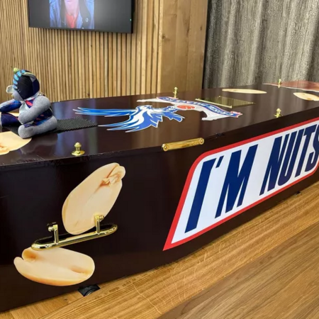 Η τελευταία επιθυμία του ήταν ένα φέρετρο Snickers - και την έκανε πραγματικότητα