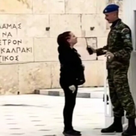 Υπάλληλος της Βουλής επιχείρησε να γράψει συνθήματα στο Μνημείο του Άγνωστου Στρατιώτη