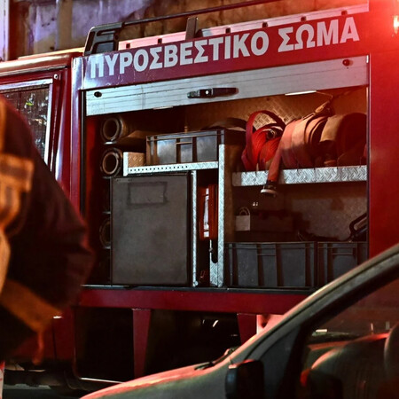 Φωτιά σε διαμέρισμα στην Αγία Βαρβάρα - Στο νοσοκομείο μία τραυματίας