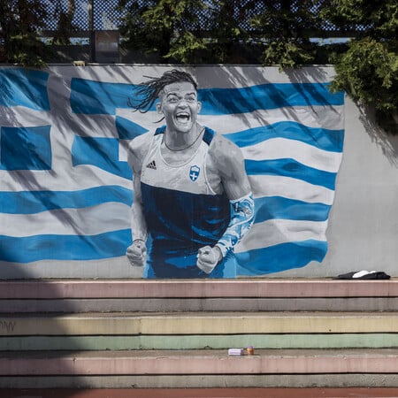 Ο Εμμανουήλ Καραλής έγινε εντυπωσιακό γκράφιτι σε σχολείο στη Θεσσαλονίκη
