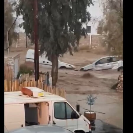 Κακοκαιρία: Νέο 112 για απαγόρευση μετακίνησης με οχήματα στην Πάρο - Πρωτοφανείς εικόνες λόγω ισχυρών φαινομένων