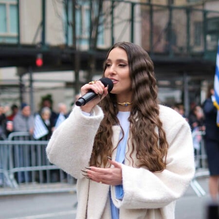 Νέα Υόρκη: Η Evangelia ερμήνευσε τον Εθνικό Ύμνο στην παρέλαση για την 25η Μαρτίου 