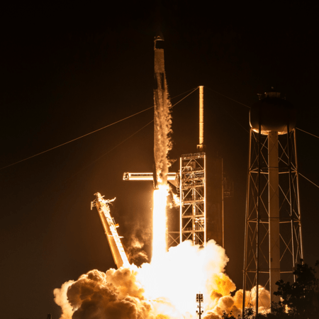 Επενδυτής Bitcoin χρηματοδότησε πτήση SpaceX για την πρώτη διαστημική αποστολή πάνω από Βόρειο και Νότιο Πόλο