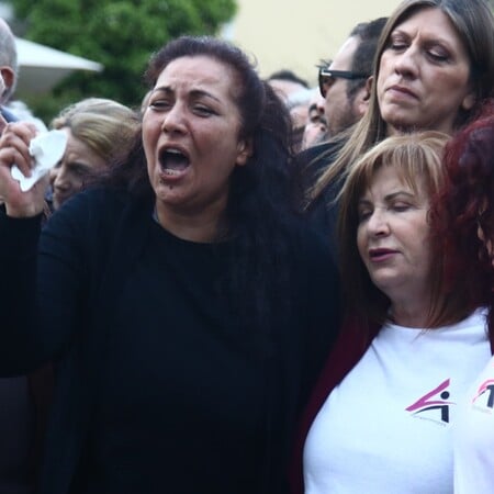 Η στιγμή που η μητέρα της Κυριακής Γρίβα τραγουδά το «Τακούνια για καρφιά»