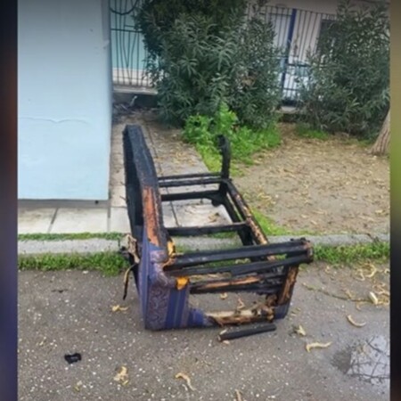 Θεσσαλονίκη: Πέταξαν καναπέ σε αυλή σχολείου και του έβαλαν φωτιά