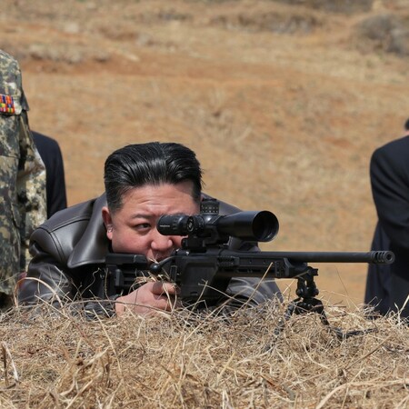 Ελέυθερος σκοπευτής για μία ημέρα: Ο Κιμ Γιονγκ Ουν δοκίμασε το νέο sniper της Βόρειας Κορέας