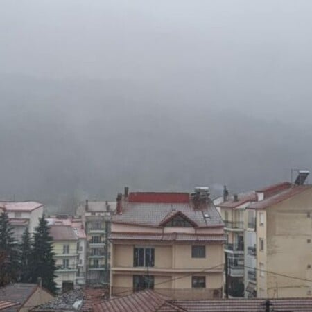 Χιονίζει στη Φλώρινα - Πώς θα λειτουργήσουν τη Δευτέρα τα σχολεία
