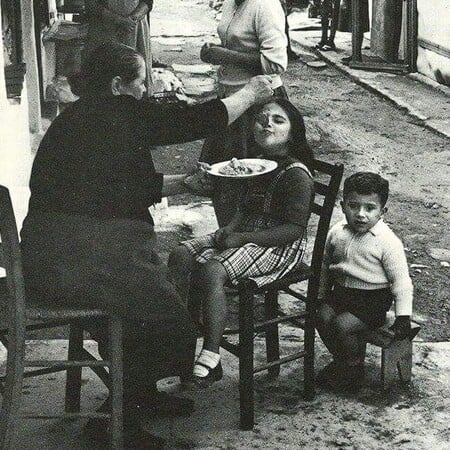 Για γκιουβετσάδα και καπαμά στα παλιά μαγέρικα της Αθήνας