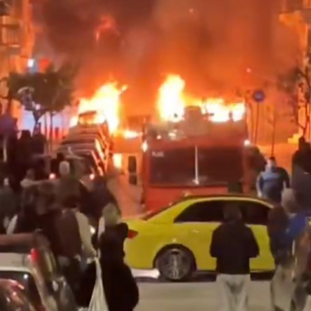Νύχτα έντασης στα Εξάρχεια – Κάηκαν 10 οχήματα