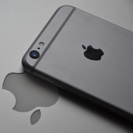 Με τη βοήθεια των δασμών του Τραμπ η Apple αποφεύγει τη μεγαλύτερη κρίση της μετά την πανδημία