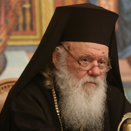Εγκώμια Ιερώνυμου για τον Τραμπ στο ακροδεξιό Breitbard