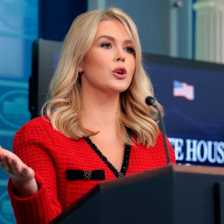 Κάρολαϊν Λέβιτ: Γιατί το φόρεμα της εκπροσώπου του Λευκού Οίκου είναι viral στα κινεζικά social