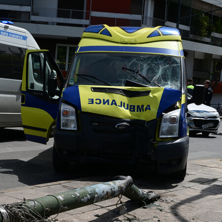 Παγκράτι: Πως συνέβη το ατύχημα με το ασθενοφόρο - Σοβαρά τραυματισμένα τρία άτομα