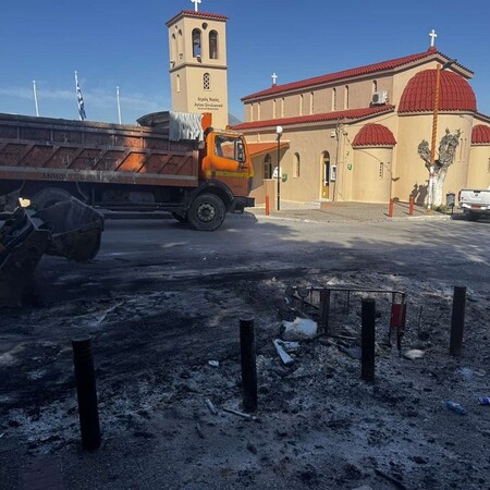 Ηράκλειο: Καμμένοι κάδοι απορριμμάτων, παγκάκια, φωτεινός σηματοδότης και φωτιστικό, ο «απολογισμός» της Ανάστασης