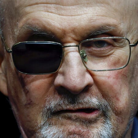 Καταδίκη για τον δράστη της επίθεσης στον Σαλμάν Ρουσντί – Αντιμέτωπος με έως 25 χρόνια