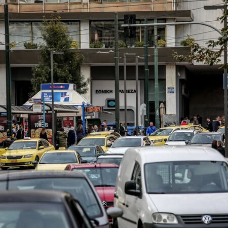 Κίνηση στους δρόμους: Καθυστερήσεις στον Κηφισό και το κέντρο της Αθήνας