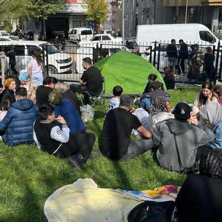 Σεισμός - Τουρκία: Γεμάτα πάρκα και δρόμοι από φοβισμένους πολίτες με σκηνές, στην Κωνσταντινούπολη