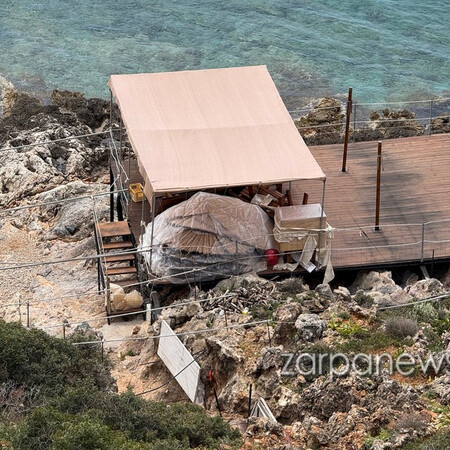 Χανιά: Έστησαν εξέδρα για beach bar πάνω σε βράχια σε περιοχή Natura
