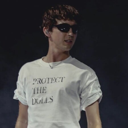 Γιατί το Χόλιγουντ φορά μπλουζάκι «Protect the dolls»