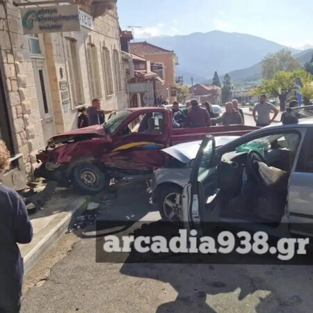 Λεβίδι: Βίντεο από το τροχαίο δυστύχημα - Η στιγμή που ο 83χρονος μπαίνει ανάποδα στην πλατεία