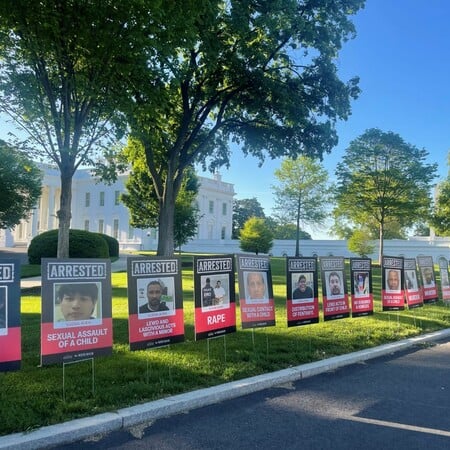 Διαπόμπευση 100 μεταναστών με υπογραφή Τραμπ - Οι αφίσες της ντροπής στον Λευκό Οίκο