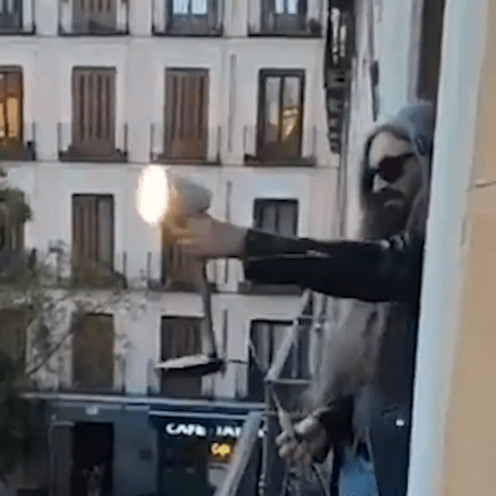 Μπλακ άουτ σε Ισπανία: Ένας άνδρας σήκωσε μια λάμπα στη Μαδρίτη και αποθεώθηκε σαν ήρωας